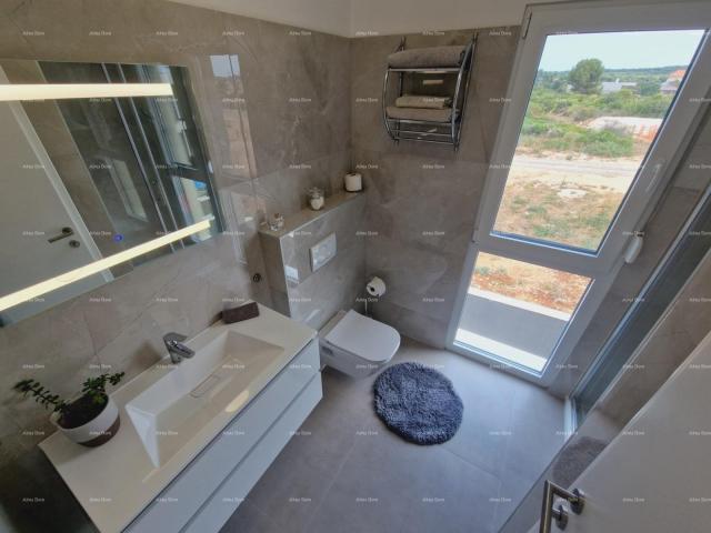 Kuća Prodaje se luksuzna vila u Medulinu – 100 m od mora