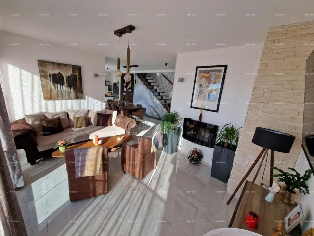 Kuća Prodaje se luksuzna vila u Medulinu – 100 m od mora