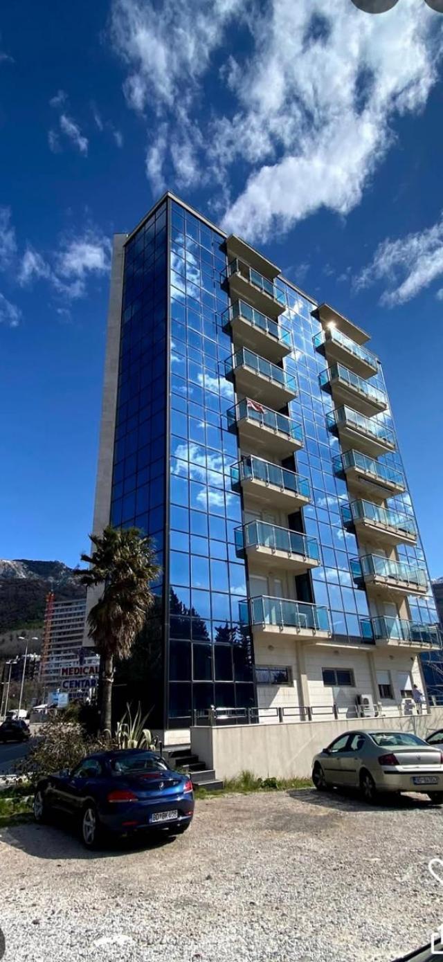 Prodaja dvosobnog stana 89 m² na prvoj liniji mora sa pogledom – Bečići