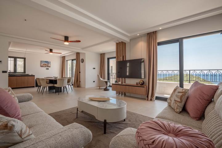Budva, Reževići – Nova Luksuzna Vila sa Pogledom na More i Bazenom