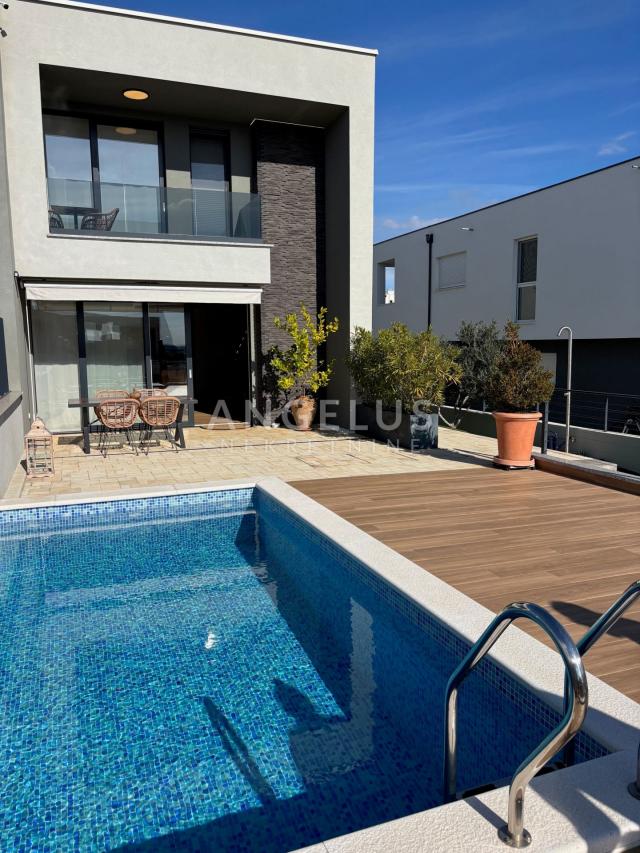 Vodice - Luksuzna vila s bazenom i pogledom na more, PRODAJA