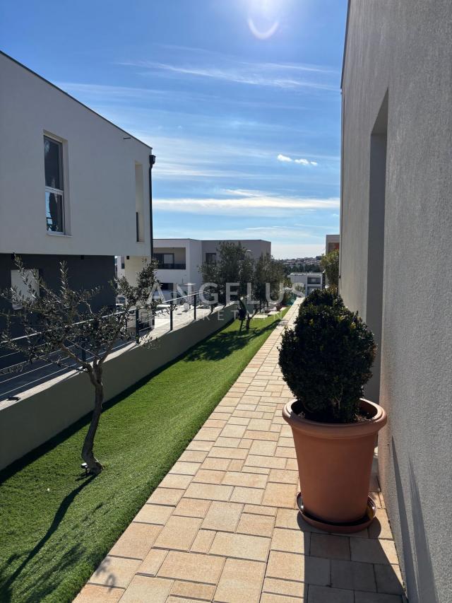 Vodice - Luksuzna vila s bazenom i pogledom na more, PRODAJA