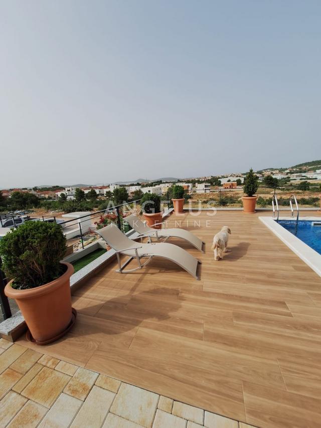Vodice - Luksuzna vila s bazenom i pogledom na more, PRODAJA