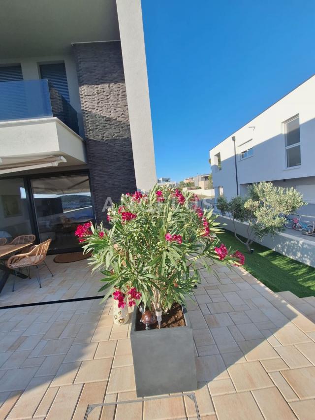 Vodice - Luksuzna vila s bazenom i pogledom na more, PRODAJA
