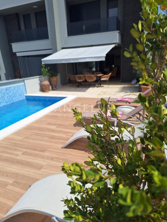 Vodice - Luksuzna vila s bazenom i pogledom na more, PRODAJA