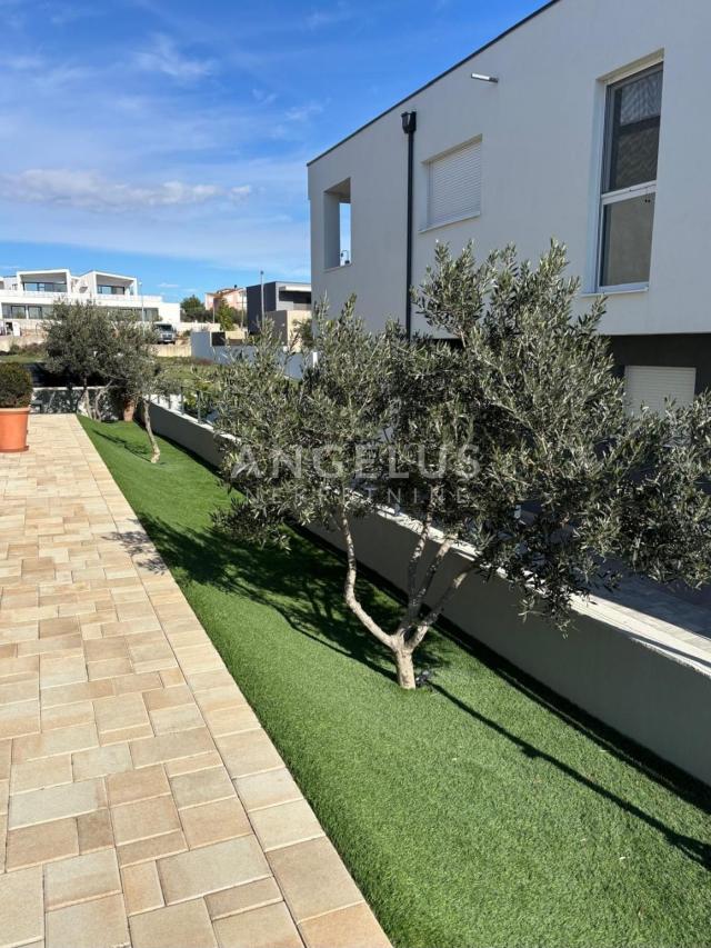 Vodice - Luksuzna vila s bazenom i pogledom na more, PRODAJA