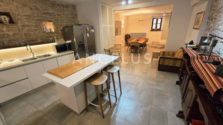 Istra, Bale - renovirana kuća u staroj jezgri, 240m2, dugoročno!