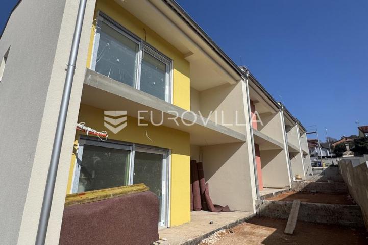 Istra, Rovinj, okolica Putini, dvosoban stan 65.72 m² s natkrivenom terasom i vrtom