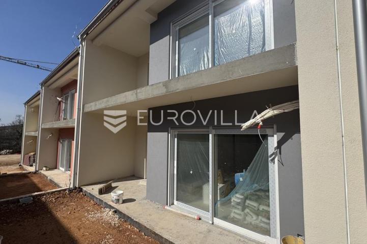 Istra, Rovinj, okolica Putini, dvosoban stan 65.72 m² s natkrivenom terasom i vrtom