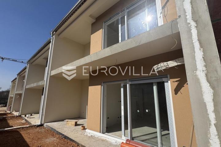 Istra, Rovinj, okolica Putini, dvosoban stan 65.72 m² s natkrivenom terasom i vrtom