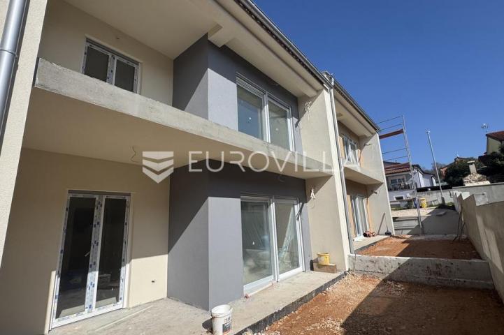 Istra, Rovinj, okolica Putini, dvosoban stan 65.72 m² s natkrivenom terasom i vrtom
