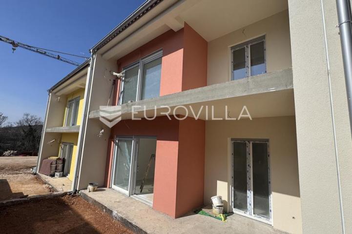 Istra, Rovinj, okolica Putini, dvosoban stan 65.72 m² s natkrivenom terasom i vrtom