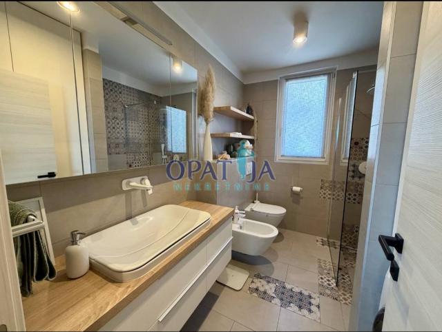 Opatija - luksuzni 2 sobni apartman s balkonom i prekrasnim pogledom na more