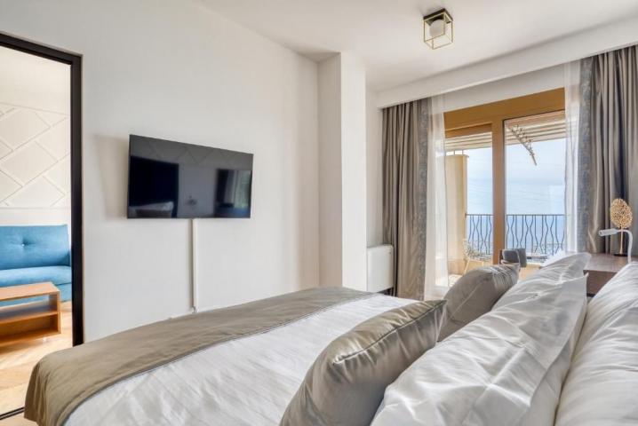 Luksuzna vila sa bazenom i panoramskim pogledom na more – Tudorovići, Budva