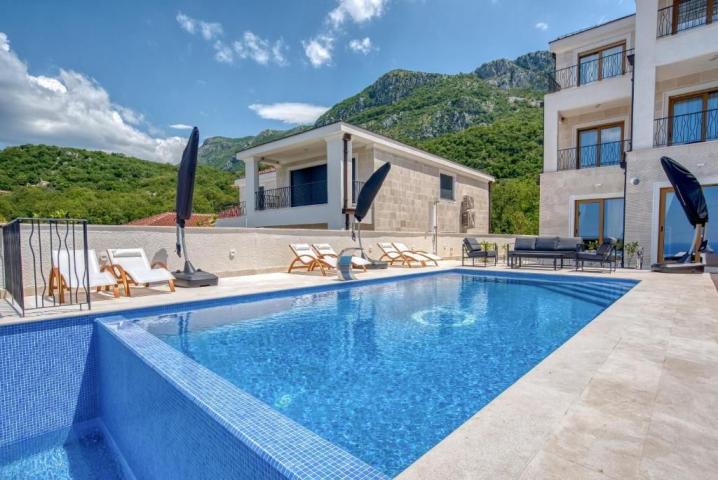 Luksuzna vila sa bazenom i panoramskim pogledom na more – Tudorovići, Budva