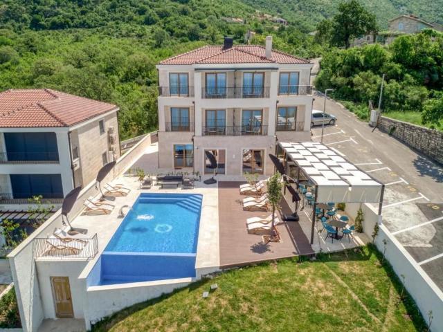 Luksuzna vila sa bazenom i panoramskim pogledom na more – Tudorovići, Budva