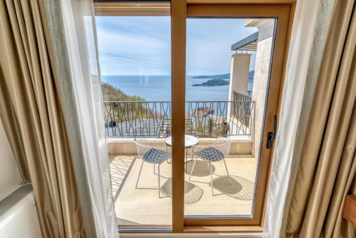 Luksuzna vila sa bazenom i panoramskim pogledom na more – Tudorovići, Budva