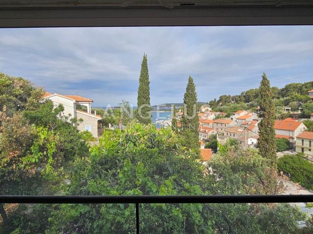 Šolta, Maslinica - samostojeća kuća blizu mora