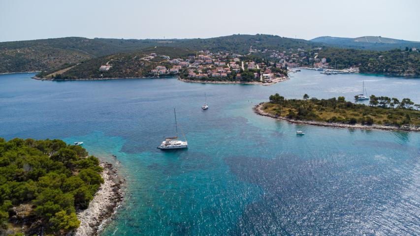 Šolta, Maslinica - samostojeća kuća blizu mora