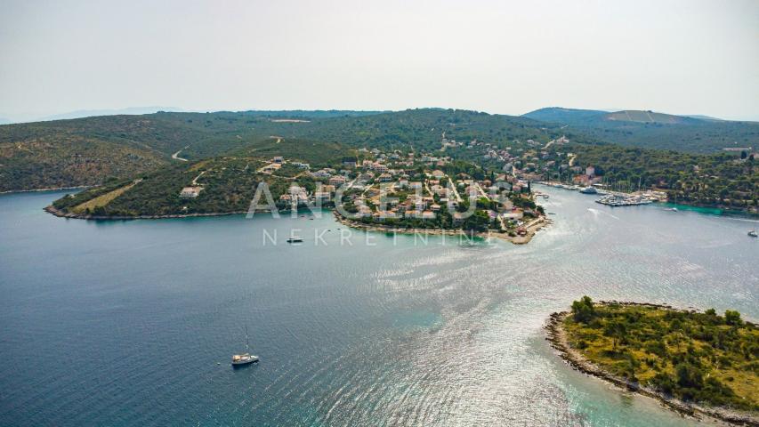 Šolta, Maslinica - samostojeća kuća blizu mora
