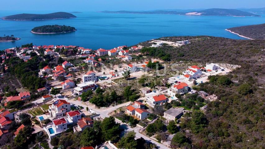 Šolta, Maslinica - građ. zemljište sa panoramskim pogledom