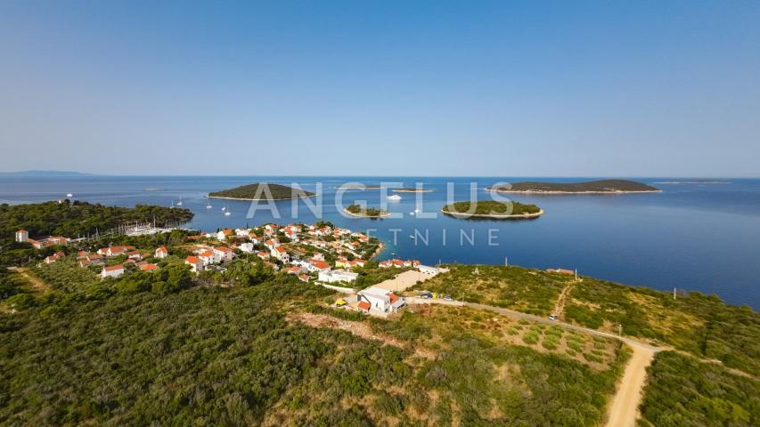 Šolta, Maslinica - građ. zemljište sa panoramskim pogledom