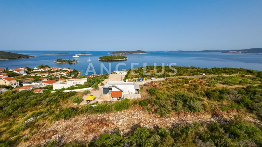 Šolta, Maslinica - građ. zemljište sa panoramskim pogledom