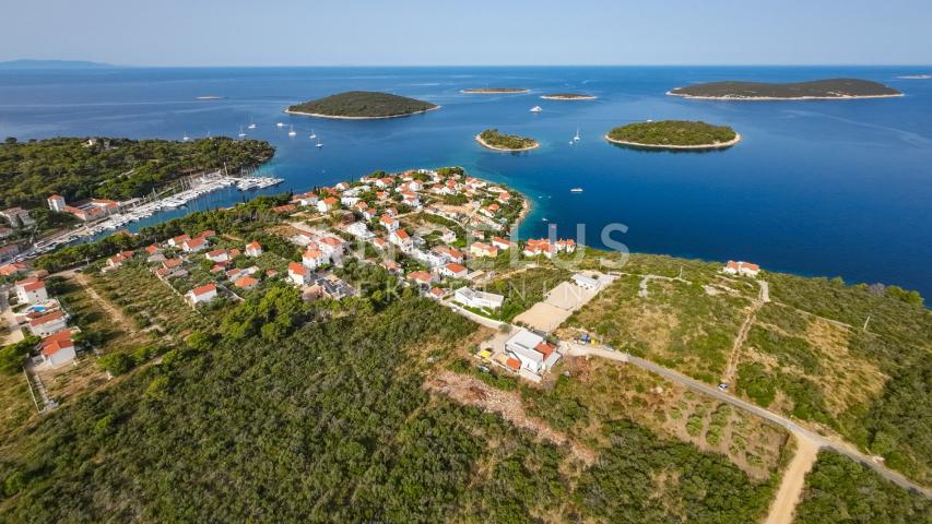 Šolta, Maslinica - građ. zemljište sa panoramskim pogledom