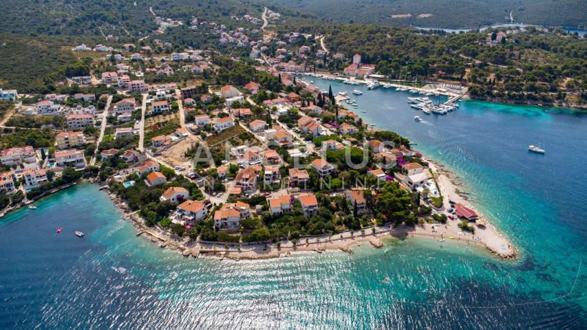 Šolta, Maslinica - građ. zemljište sa panoramskim pogledom