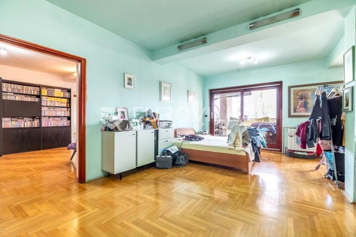 Samobor, obiteljska kuća 553 m² na građevinskoj parceli 6985 m² s pogledom na grad