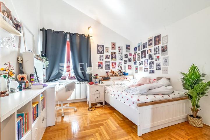 Samobor, obiteljska kuća 553 m² na građevinskoj parceli 6985 m² s pogledom na grad