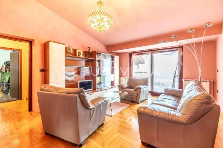 Samobor, obiteljska kuća 553 m² na građevinskoj parceli 6985 m² s pogledom na grad