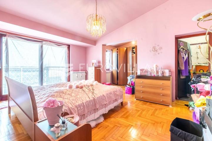 Samobor, obiteljska kuća 553 m² na građevinskoj parceli 6985 m² s pogledom na grad