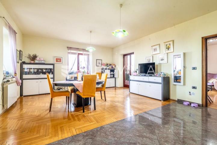 Samobor, obiteljska kuća 553 m² na građevinskoj parceli 6985 m² s pogledom na grad