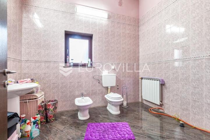 Samobor, obiteljska kuća 553 m² na građevinskoj parceli 6985 m² s pogledom na grad