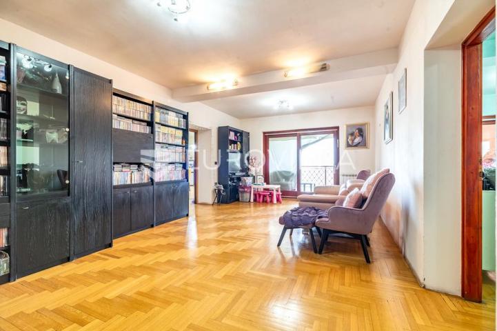 Samobor, obiteljska kuća 553 m² na građevinskoj parceli 6985 m² s pogledom na grad