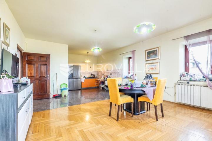 Samobor, obiteljska kuća 553 m² na građevinskoj parceli 6985 m² s pogledom na grad