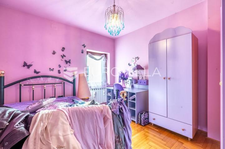 Samobor, obiteljska kuća 553 m² na građevinskoj parceli 6985 m² s pogledom na grad