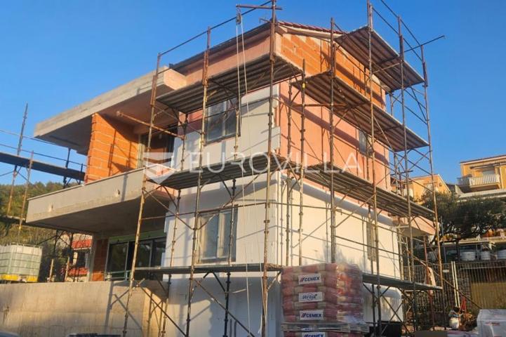 Primošten, predgrađe nova kuća od 250 m², tri sobe i pogledom na more 100 m od plaže