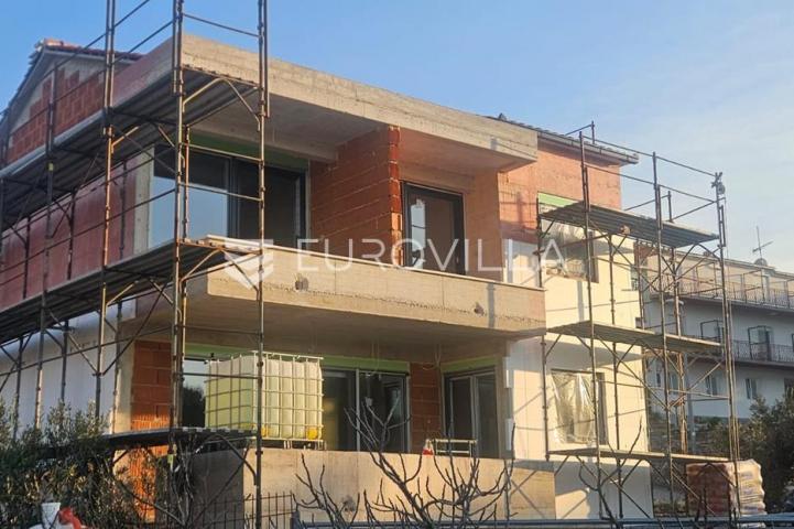 Primošten, predgrađe nova kuća od 250 m², tri sobe i pogledom na more 100 m od plaže