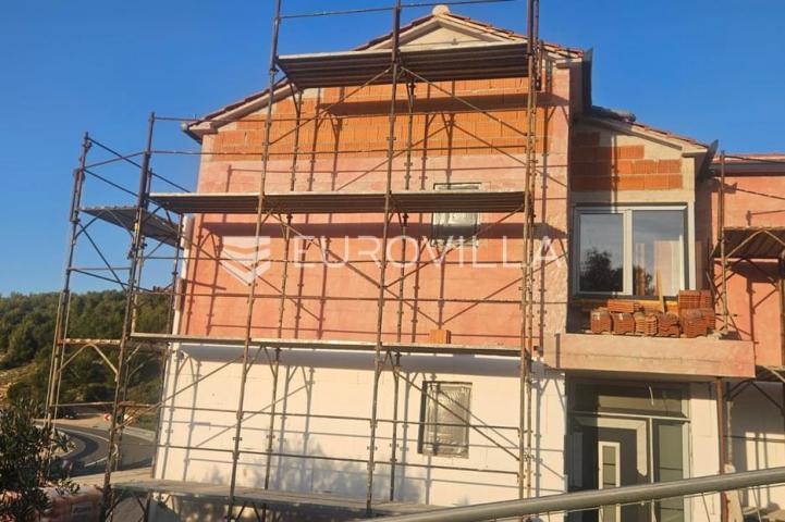 Primošten, predgrađe nova kuća od 250 m², tri sobe i pogledom na more 100 m od plaže