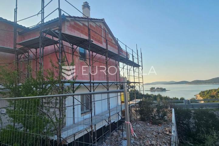 Primošten, predgrađe nova kuća od 250 m², tri sobe i pogledom na more 100 m od plaže