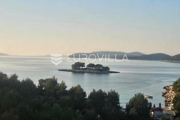 Primošten, predgrađe nova kuća od 250 m², tri sobe i pogledom na more 100 m od plaže