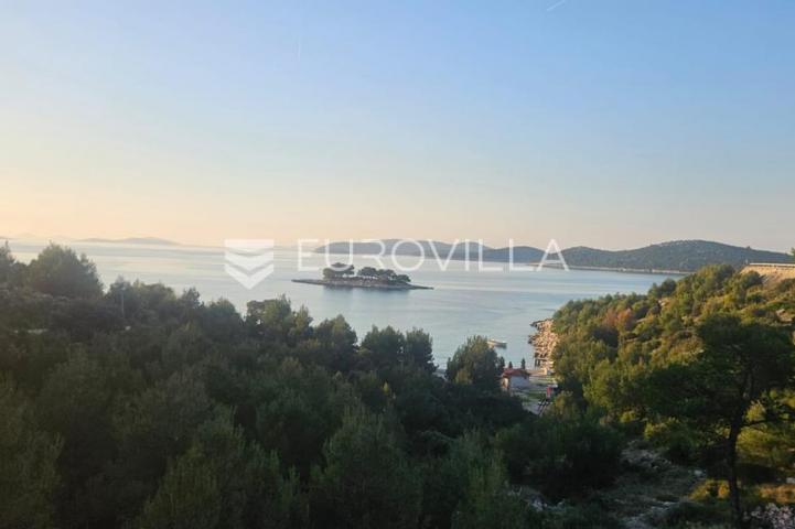 Primošten, predgrađe nova kuća od 250 m², tri sobe i pogledom na more 100 m od plaže