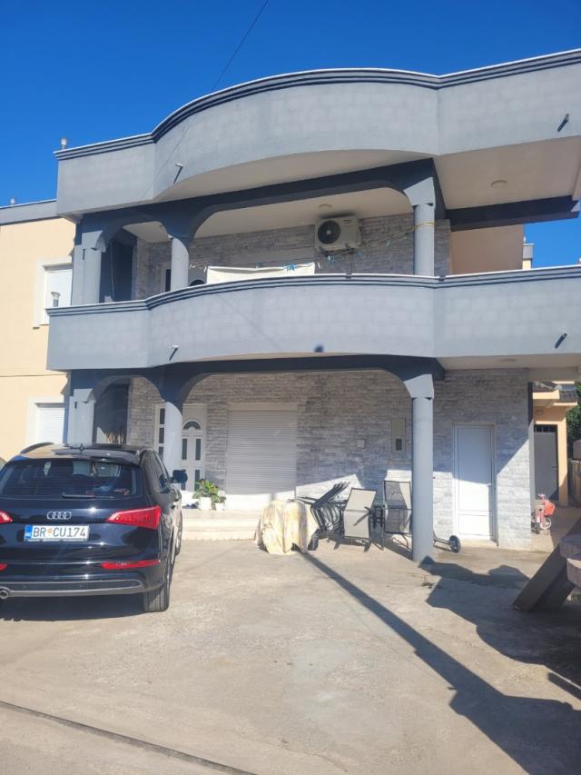 A house is offered for sale in the city of Bar, Polje district. 