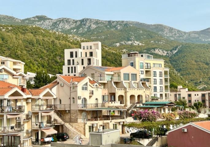 Budva Riviera, Becici district. New residential complex in a popular area. 