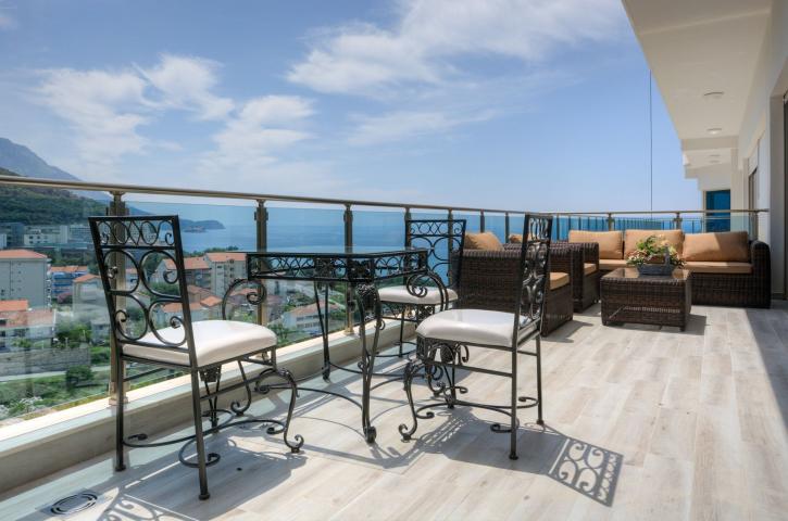Luxurious penthouse with a stunning terrace and stunning panoramic sea views. 