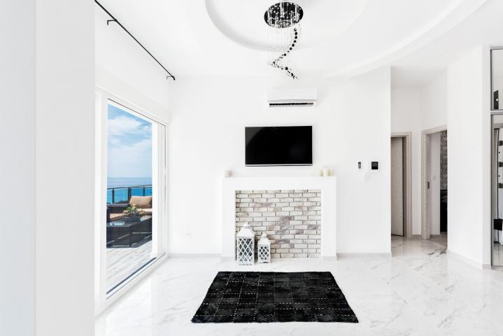 Luxurious penthouse with a stunning terrace and stunning panoramic sea views. 