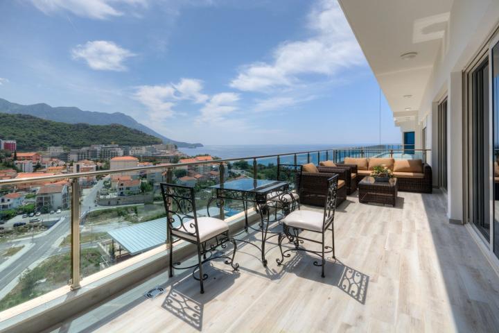 Luxurious penthouse with a stunning terrace and stunning panoramic sea views. 