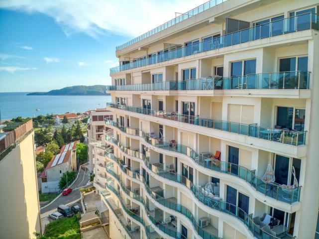 Luxurious penthouse with a stunning terrace and stunning panoramic sea views. 
